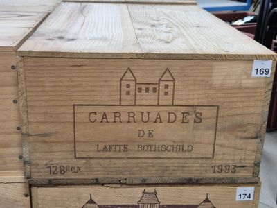 une boîte en bois avec l'image d'un château dessus