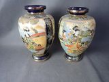 deux vases ornés de motifs asiatiques sur fond gris
