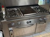 une grande cuisinière en acier inoxydable dans une cuisine professionnelle