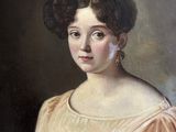 portrait d'une femme en robe rose tenant un panier de fleurs