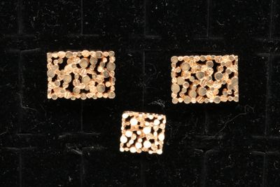 trois paires de boucles d'oreilles en or sur fond noir