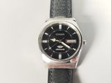gros plan d'une montre-bracelet sur une surface blanche