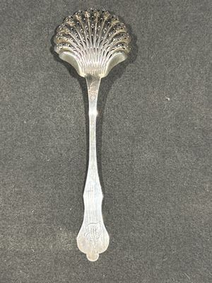 une cuillère en argent ornée d'un motif de feuille