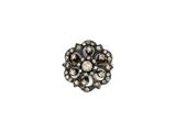 un gros plan d'une broche en forme de fleur sur fond blanc