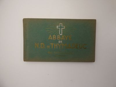 un vieux livre orné d'une croix, posé sur une table