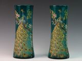 deux vases ornés de paons, posés sur une table