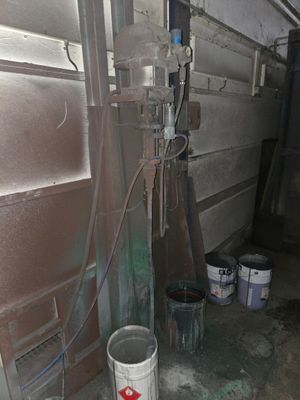 une photo d'un seau d'eau dans un garage