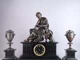 une statue représentant un homme assis sur une table, à côté de trois vases