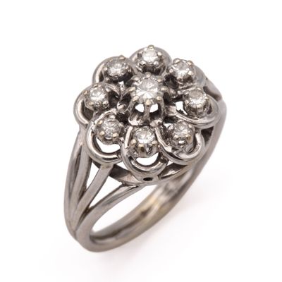 une image d'une bague sertie de diamants sur fond blanc