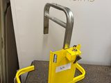 un diable jaune posé sur un comptoir