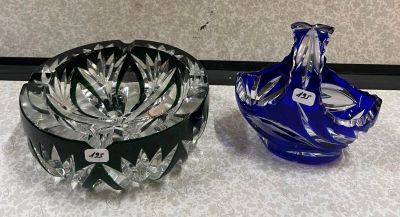 deux vases en verre posés sur une table l'un à côté de l'autre