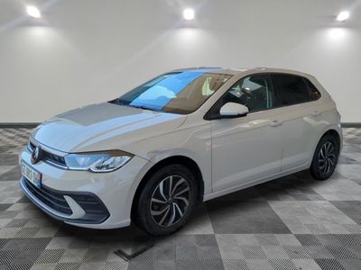 une voiture blanche est garée sur le sol à carreaux d'un garage