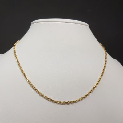 un collier à chaîne en or sur un mannequin mannequin mannequin mannequin mannequin mannequin mannequin mannequin mannequin mannequin
