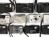 tout un tas d'appareils photo alignés sur la table