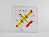 une petite boîte en plastique sur laquelle est représenté un avion jaune et rouge