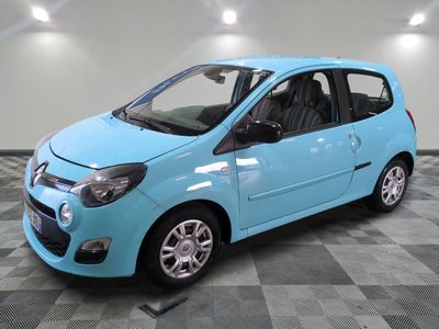 la photo d'une voiture bleue garée sur un sol à carreaux