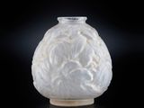 un vase blanc posé sur une surface noire