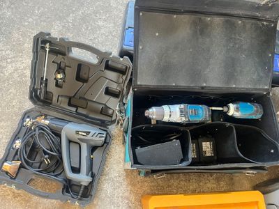 un outil dans une boîte contenant d'autres outils