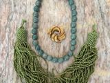 collier de perles vertes avec un fermoir doré et deux rangs de perles vertes