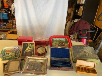 une table sur laquelle sont posées de nombreuses photos et images