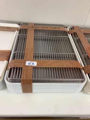 de nombreux plateaux de nourriture posés sur une table