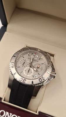 une photo d'une montre dans un coffret cadeau