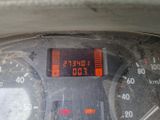un gros plan du compteur de vitesse sur le tableau de bord d'une voiture