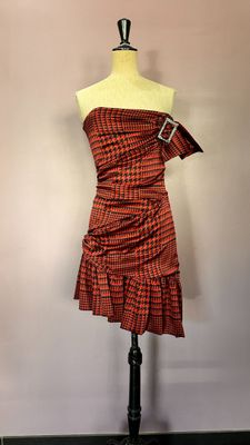 une robe rouge et noire sur un mannequin, un mannequin, un mannequin, un mannequin, un mannequin, un mannequin, un mannequin, un mannequin, un mannequin, un mannequin, un mannequin, un mannequin, un mannequin, un mannequin, un mannequin, un mannequin, un mannequin, un mannequin, un mannequin, un mannequin, un mannequin, un mannequin, un mannequin, un mannequin, un mannequin, un mannequin, un mannequin, un mannequin, un mannequin, un mannequin, un mannequin, un mannequin, un mannequin, un manne