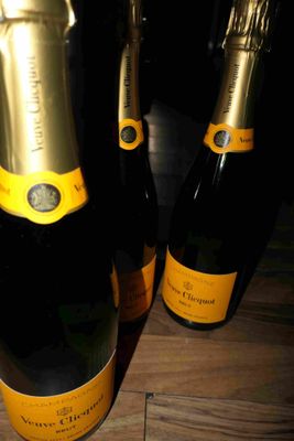 trois bouteilles de champagne posées sur une table en bois
