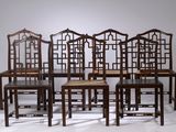 ensemble composé de six chaises de salle à manger de style chinois et d'une table