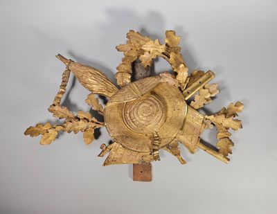 une horloge en or surmontée d'un oiseau