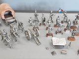 de nombreuses figurines en argent posées sur une table