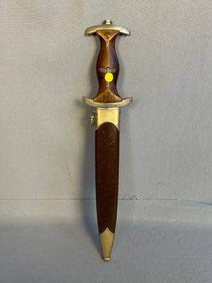 un couteau posé sur une table