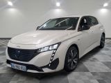 la voiture blanche est garée sur le sol à carreaux d'une pièce