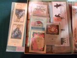 de nombreuses cartes dans une boîte posée sur une table