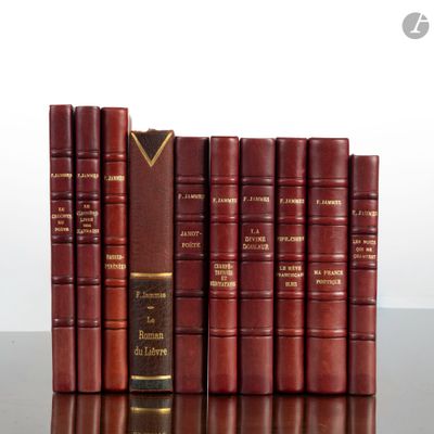 une rangée de livres rouges posés sur une table en bois