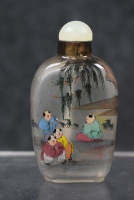une fiole à tabac en verre ornée d'une peinture