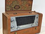 une vieille radio posée sur une caisse en bois