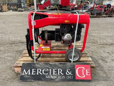une machine rouge posée sur une palette