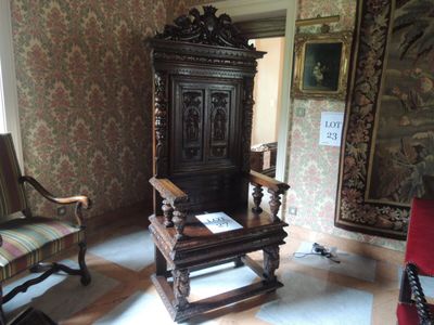 une chaise et une chaise dans une pièce dont le mur est recouvert de papier peint