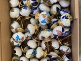 une boîte remplie de boutons en céramique blancs et bleus