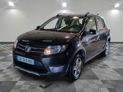 une photo d'une dacia noire garée sur un sol en damier
