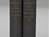 Les deux livres sont posés côte à côte sur la table.