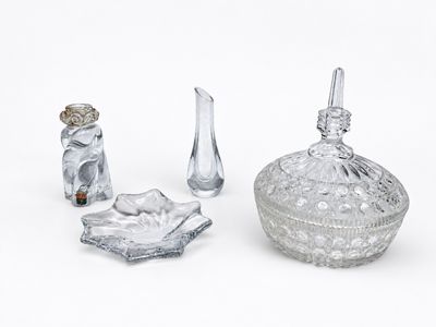 trois objets en verre posés les uns à côté des autres sur une surface blanche