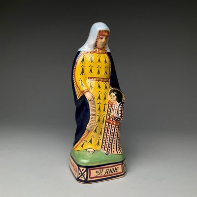 l'image d'une statue représentant une femme tenant un enfant dans ses bras