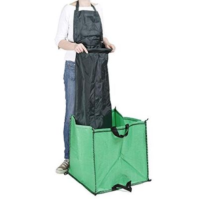un homme tenant un caddie vert sur lequel est posé un sac noir