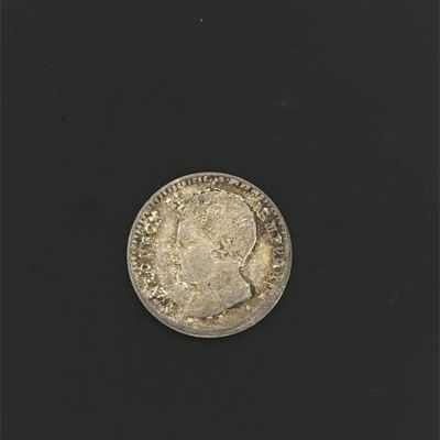 gros plan d'une pièce de monnaie en argent sur une surface noire