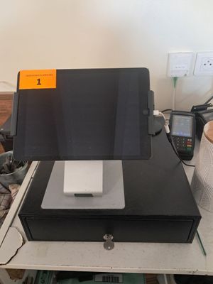 un ordinateur portable posé sur un boîtier noir
