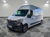 la camionnette blanche est garée dans une grande pièce au sol en damier
