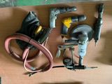 un grand nombre d'outils posés sur une table
